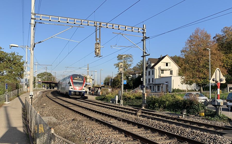 Während die Schranke am Bahnhof Urdorf ZH rund 22 Minuten pro Stunde unten ist ... (Symbolbild)