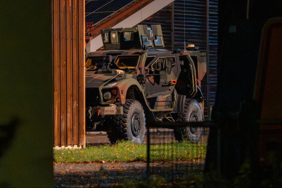 Ein gepanzertes Bundeswehrfahrzeug steht in der Nähe des Einsatzortes in Erding bei Bayern. (Archivbild)