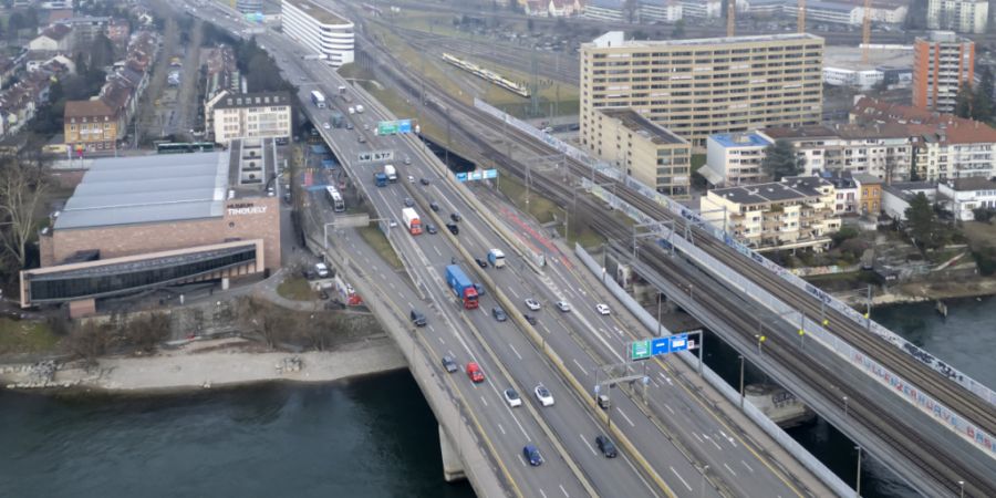Im Bereich des Museums Tinguely auf der A2 Richtung Deutschland löste sich eine Überfahrplatte eines Fahrbahnübergangs und beschädigte mehrere Fahrzeuge. (Archivbild)