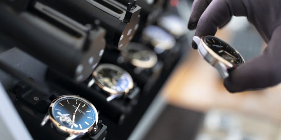 Die Schweizer Uhrenhersteller haben im November erneut weniger Zeitmesser ins Ausland exportiert. Damit setzt sich der Abwärtstrend in der Branche fort.(Symbolbild)