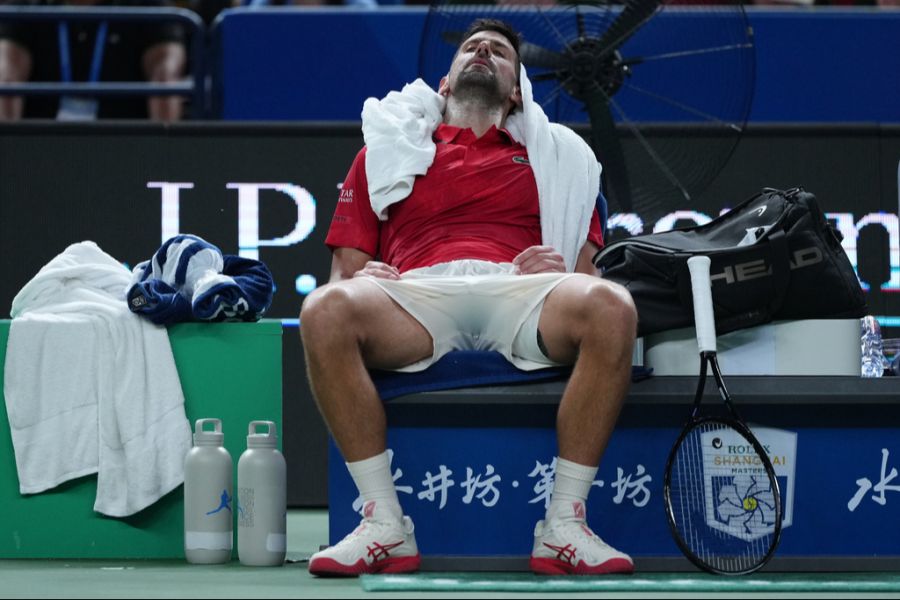 Novak Djokovic leidet in Shanghai enorm unter den Bedingungen.