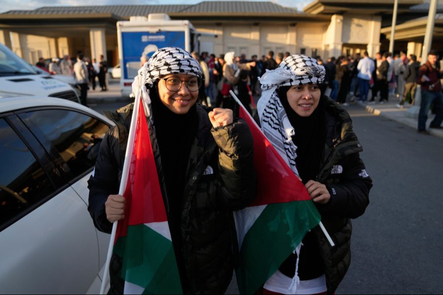 Diese Gaza-Aktivistinnen und -Aktivisten sind am Samstag in der Türkei angekommen: Die malaysischen Schwestern Heliza und Hazwani Helmi.