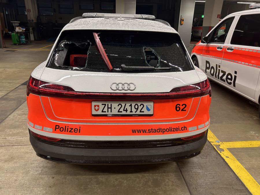 Auch die Heckscheibe wurde eingeschlagen.