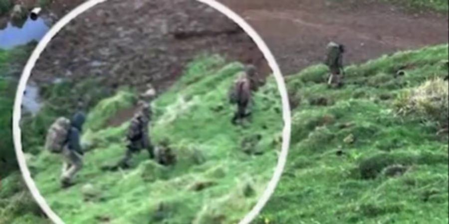 Auf dem Video-Screenshot ist der Vater mit den drei vermissten Kindern zu sehen. Sie tragen alle grosse Rucksäcke und Tarnkleidung. - Screenshot «New Zealand Herald»