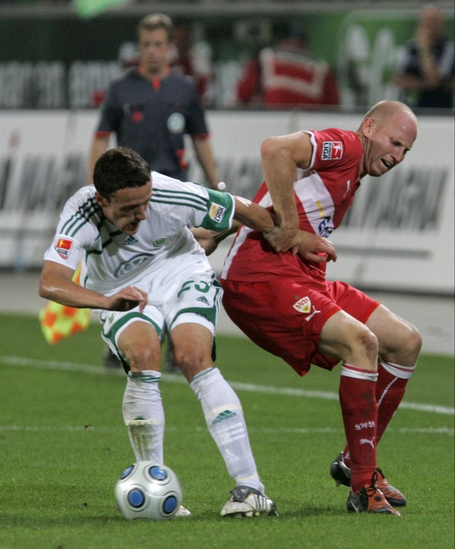 Zusammen mit Ludovic Magnin wird er Meister mit Stuttgart, später auch Gegenspieler (hier mit Wolfsburg).