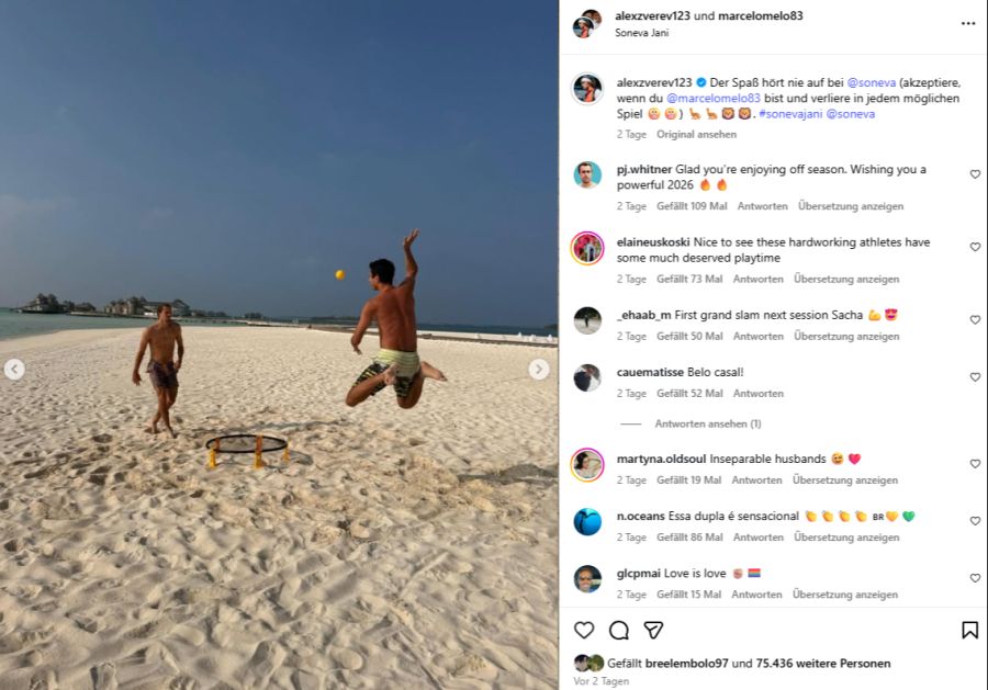 Auch im Spikeball am Strand stellen die beiden ihr Können unter Beweis.