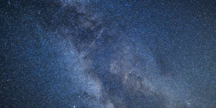 Ein Blick in den Himmel könnte sich in der Nacht auf Sonntag lohnen: Bis zu 150 Sternschnuppen könnten theoretisch pro Stunde sichtbar sein. (Archivbild)