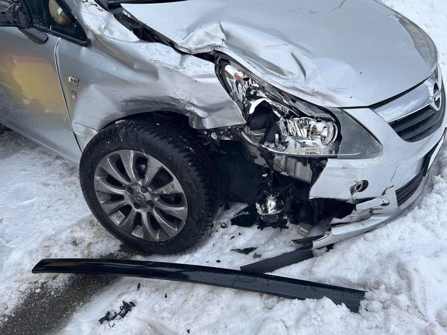 Beide Fahrer wurden bei der Kollision verletzt.