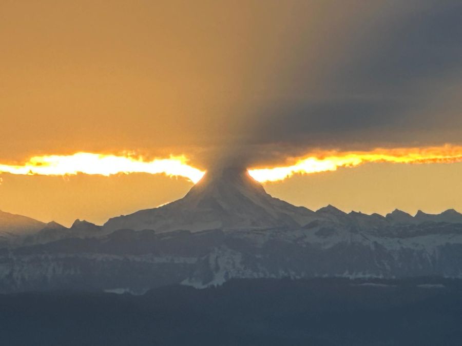 Das ist nur unter speziellen Bedingungen möglich: eine tiefstehende Sonne, Wolken vor dem Berg und wolkenloser Himmel dahinter.