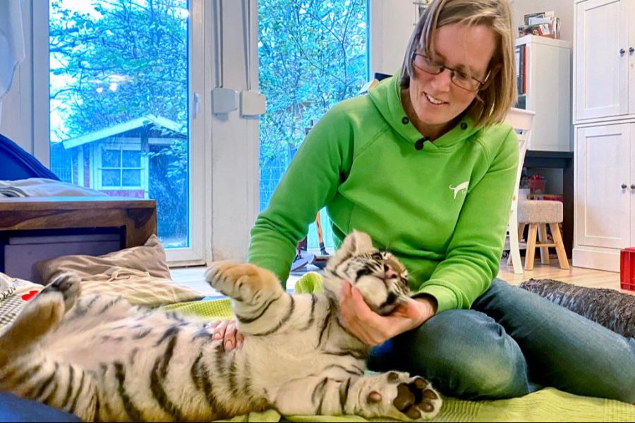 Alexandra Taetz mit ihrem 13 Wochen alten Tigerbaby.