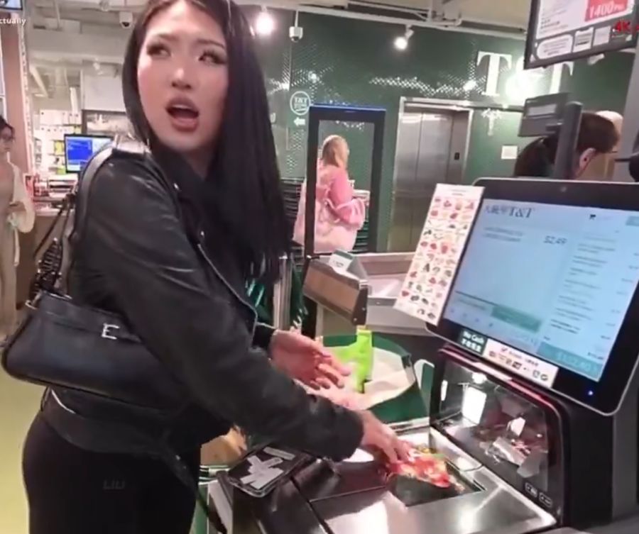 Die Influencerin schaut sich im Laden um, während sie laut Stream erneut Artikel nicht richtig an der Kasse erfasst.