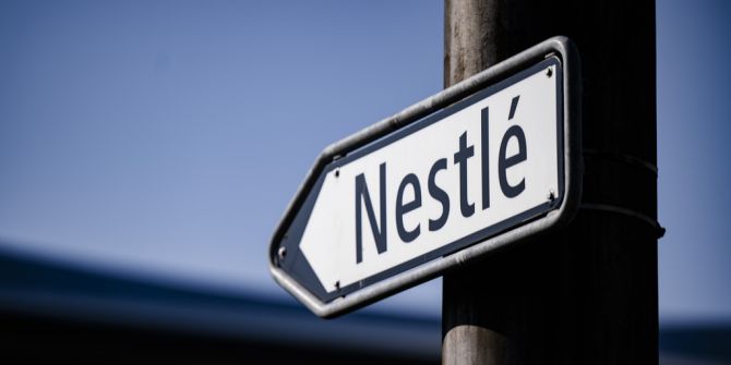 Nestlé Aktie Strassenschild