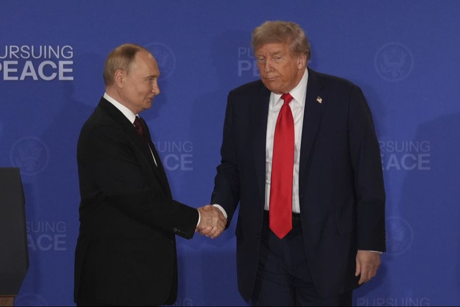 Dabei bewies der US-Präsident einmal mehr seine Nähe zu Wladimir Putin, indem er Wolodymyr Selenskyj kritisierte.