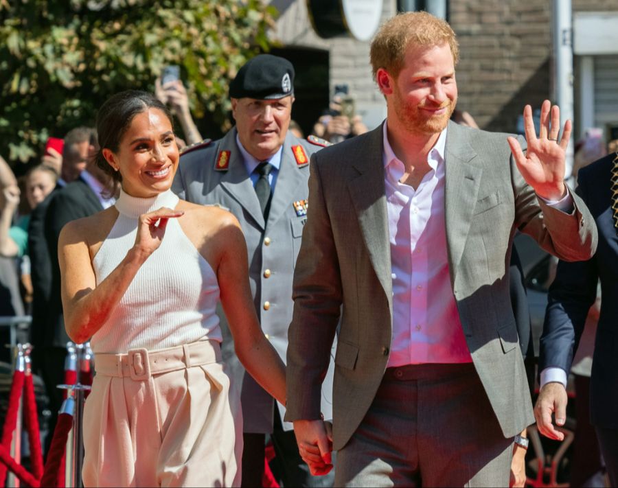 Dass Harry und Meghan ihr Leben in Netflix-Kooperationen ausbreiten, macht ihr Verhältnis zum Königshaus nicht besser. (Archivbild)