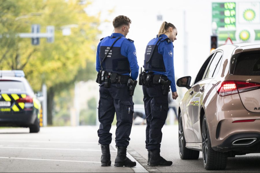 Die Zollbeamten wurden über die Autonummern informiert - nach einer zuvor illegalen Observation in Österreich.
