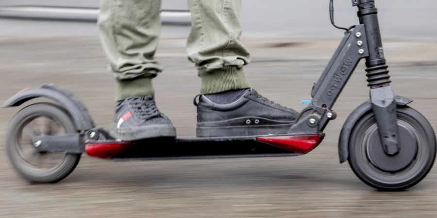 Ein 13-Jähriger hat sich am Freitag bei einem Sturz mit einem E-Scooter schwer verletzt. (Symbolbild)