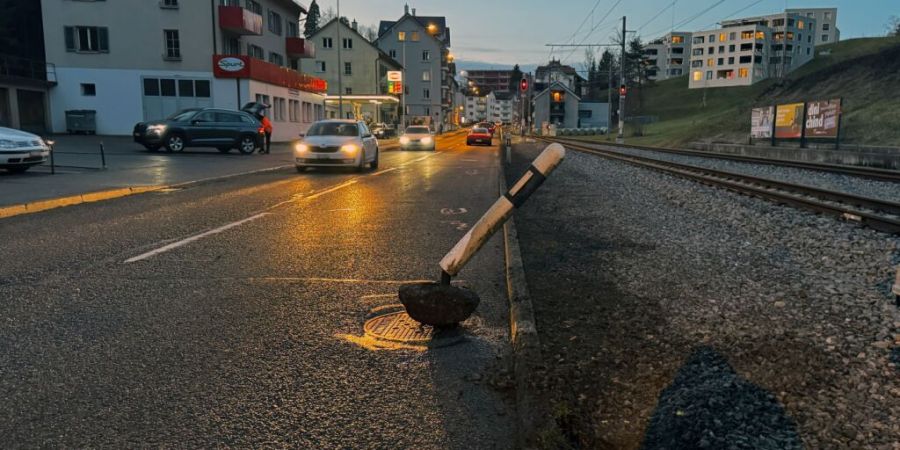 Ein 86-jähriger Autofahrer beschädigte am Samstag in St. Gallen mehrere Leitpfosten und fuhr zwischenzeitlich auf einem Bahngleis.