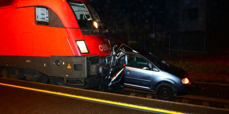 Eine Lokomotive kolldierte in Schan FL mit einem Auto, das auf den Gleisen stand.