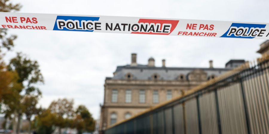 Die Diebe entkamen mit acht kostbaren Schmuckstücken früherer Königinnen und Kaiserinnen. (Im Bild: Absperrung der Polizei)