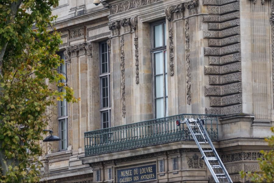Die Juwelendiebe sind über diesen Balkon ins Louvre eingestiegen.
