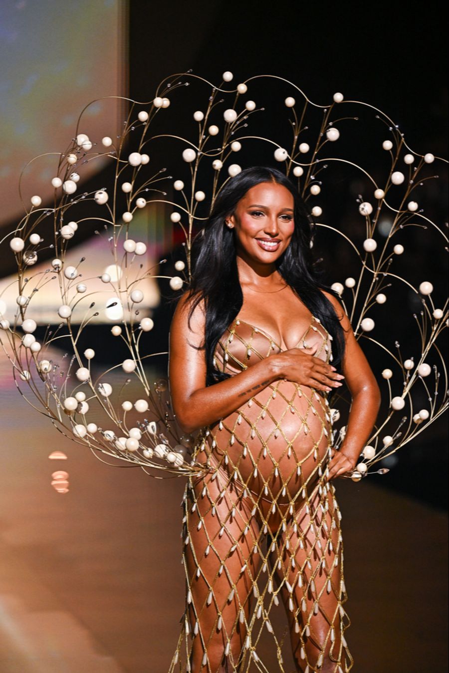 Jasmine Tookes stolzierte mit ihrem Babybauch über den Catwalk. Das Model ist im neunten Monat schwanger!