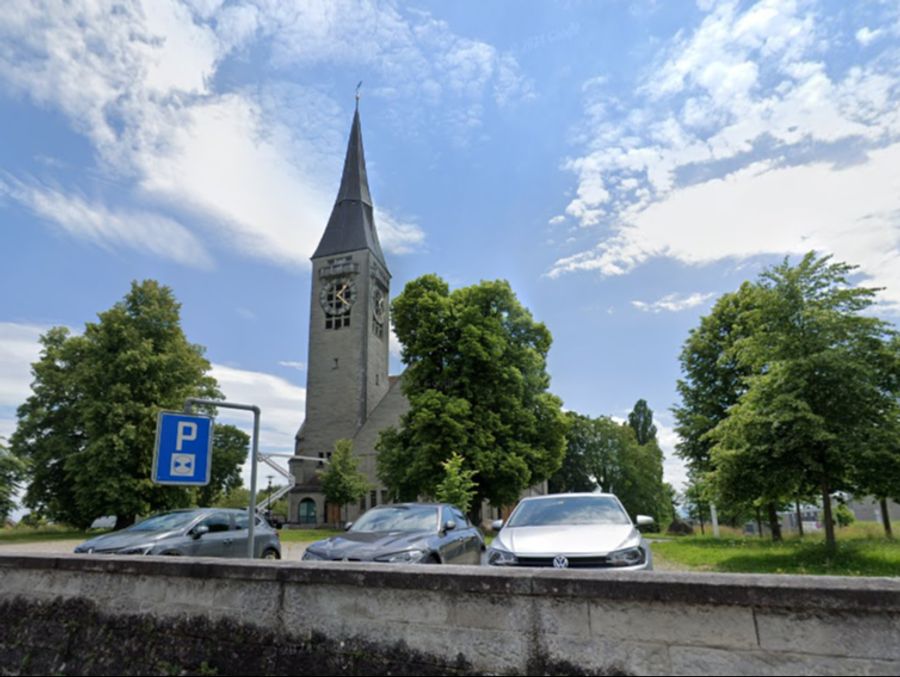 Laut der Person, die das empörte Schild hinterlassen hat, passiert es sogar «immer wieder». Abgebildet: Die reformierte Kirche Romanshorn.