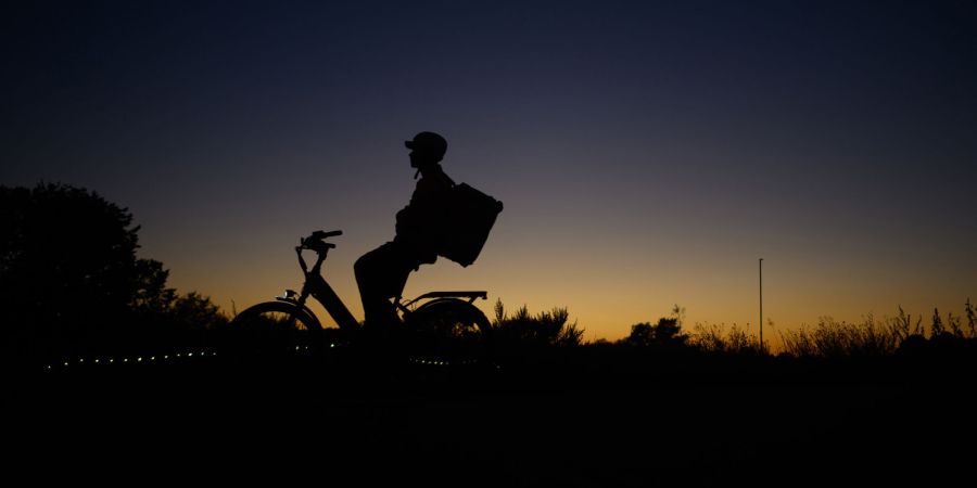 Laut einer Umfrage sind immer mehr Menschen in Deutschland mit einem Elektrofahrrad unterwegs. (Symbolbild)