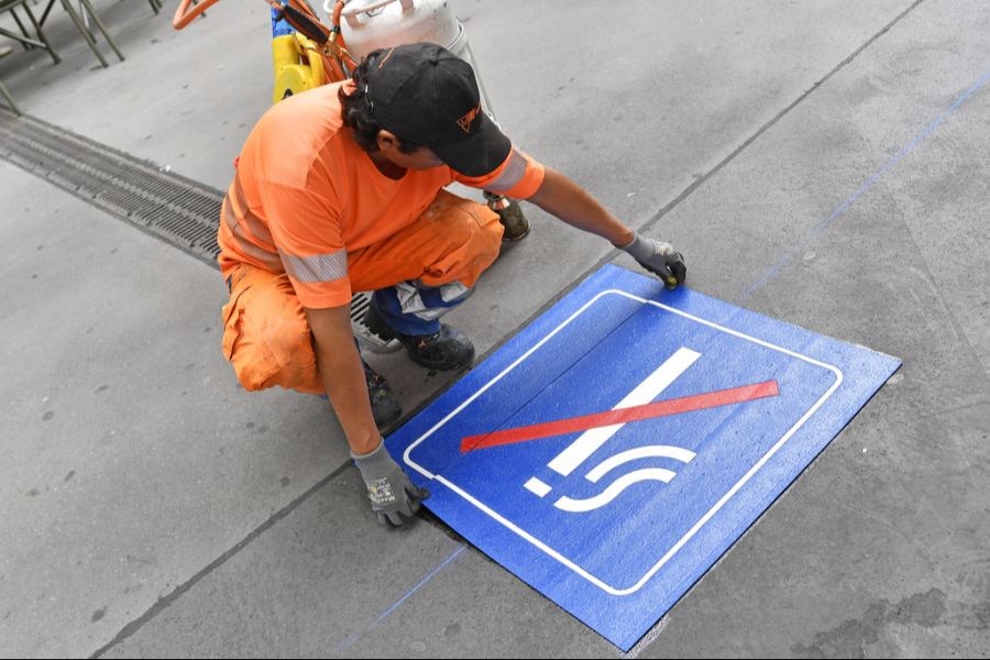 Seit 2019 gilt an allen Schweizer Bahnhöfen ein Rauchverbot. Nur in speziell gekennzeichneten Bereichen darf geraucht werden.
