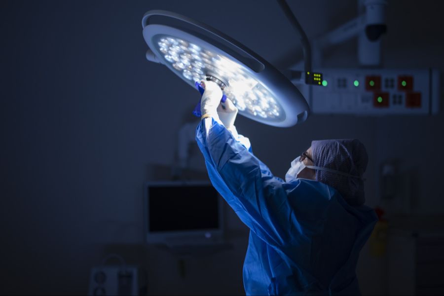 Die Chirurgin und ein weiterer Operateur müssen sich nun vor dem Bezirksgericht verantworten. (Archivbild)