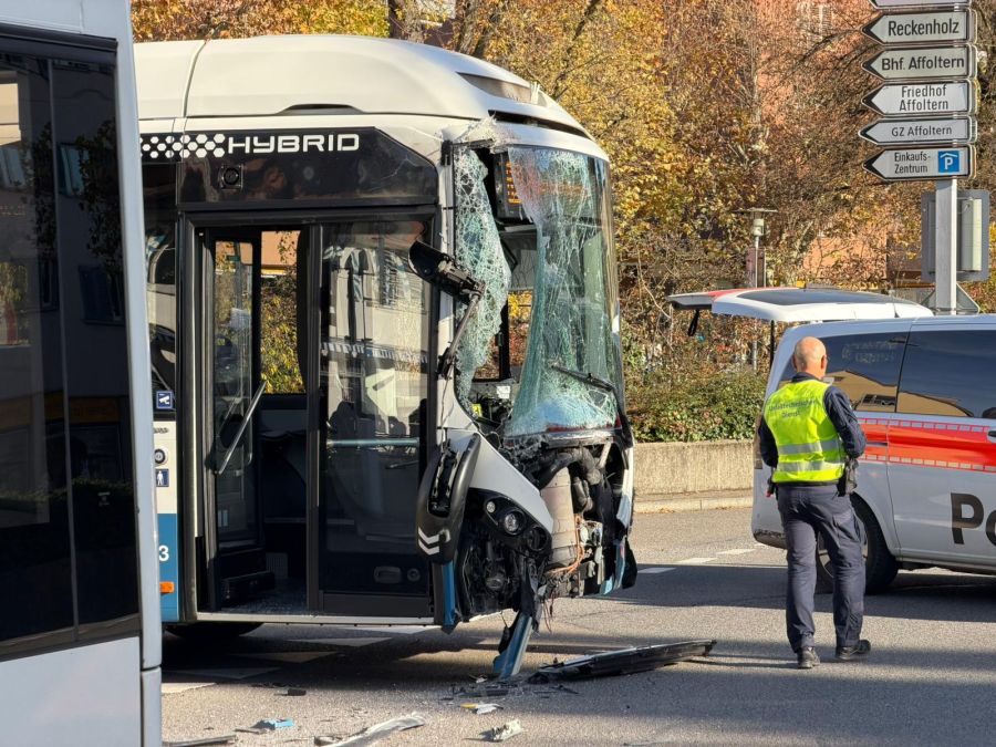 Diverse Einsatzkräfte sind vor Ort.