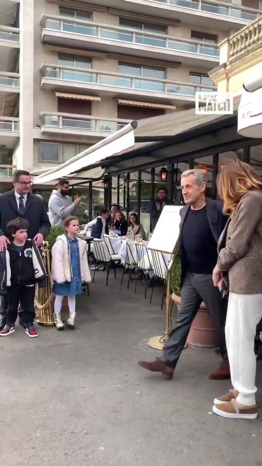 Beim Verlassen des Restaurants erheben sich Gäste und applaudieren dem Ex-Präsidenten.