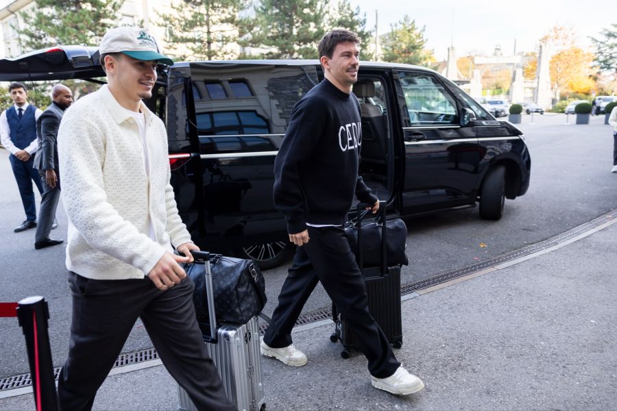 Fabian Rieder und Christian Fassnacht treffen beim Zusammenzug der Schweizer Nati in Lausanne ein.