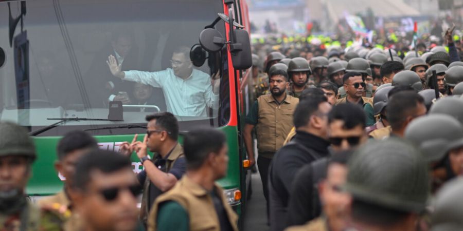 Tarique Rahman, geschäftsführender Vorsitzender der Bangladesh Nationalist Party (BNP), winkt seinen Anhängern aus einem Bus in Dhaka zu, nachdem er aus London zurückgekehrt ist. Fo...