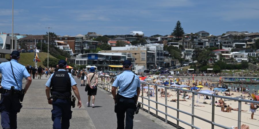 ARCHIV - Eine Woche nach dem Bondi-Terroranschlag   kehren die Menschen am nationalen «Tag des Gedenkens» an den Bondi Beach zurück. Foto: Dean Lewins/AAP/dpa