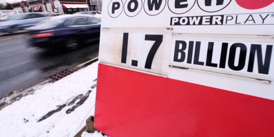 Der Jackpot des Lotteriespiels Powerball wird vor Teds State Line Mobil-Tankstelle mit 1.7 Billion (1,7 Milliarden US-Dollar) angezeigt. Foto: Charles Krupa/AP/dpa