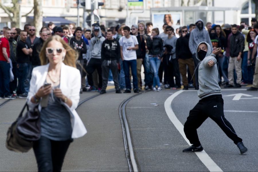 Unter den Gewalttätigen befinden sich immer mehr Jugendliche. (Archivbild)