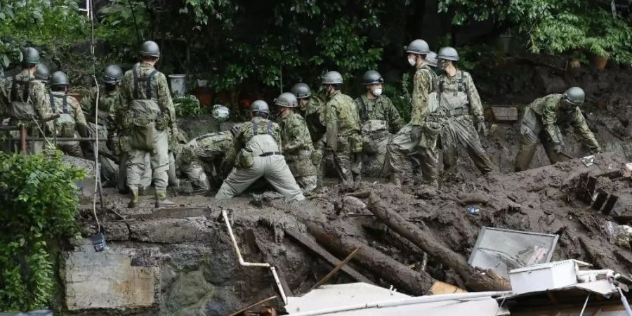 Retter suchen weiter nach Opfern in Atami. Foto: Uncredited/Kyodo News via AP/dpa