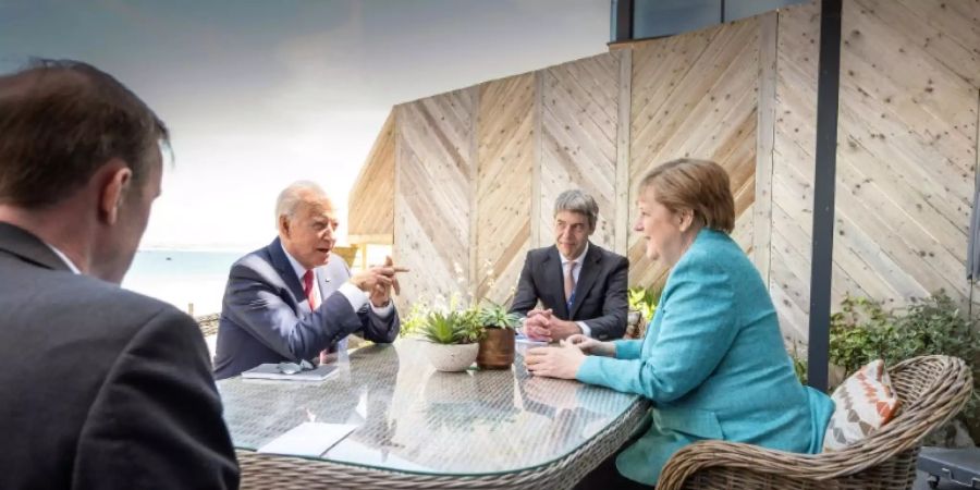 Jan Hecker bei einem Gespräch mit Biden und Merkel