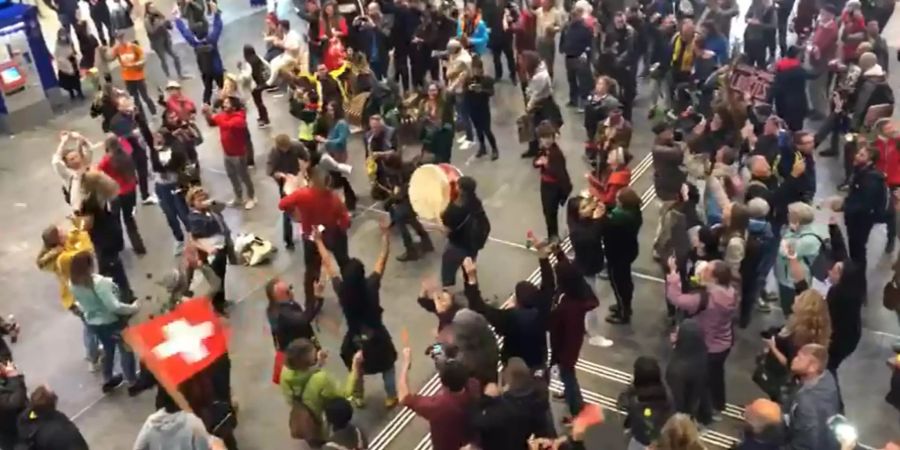 Partystimmung im Bahnhof Bern.