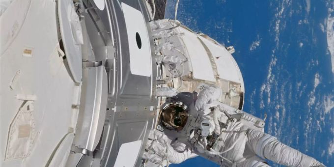 Ein ISS-Astronaut im Ausseneinsatz. Sein Alltag ist gelinde gesagt kurios: Kaffee ist entweder aus Pipi oder kostet 100'000 Dollar, Guetzli darf er zwar backen, aber nicht essen, weil sie für die Forschung bestimmt sind und seine volle Windel endet als Sternschnuppe (Symbolbild Nasa) Ein ISS-Astronaut im Ausseneinsatz. Sein Alltag ist gelinde gesagt kurios: Kaffee ist entweder aus Pipi oder kostet 100'000 Dollar, Guetzli darf er zwar backen, aber nicht essen, weil sie für die Forschung bestimmt sind und seine volle Windel endet als Sternschnuppe (Symbolbild Nasa)