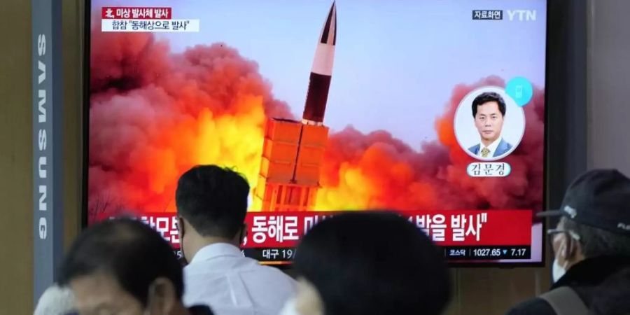 Menschen im im Seouler Bahnhof sehen während einer Nachrichtensendung ein Fernsehbild des nordkoreanischen Raketenstarts. Foto: Ahn Young-Joon/AP/dpa