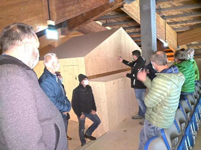 Der Handels- und Gewerbeverein Davos hat zusammen die Baustelle der Vaillant Arena besichtigt. Handels- und Gewerbeverein Davos