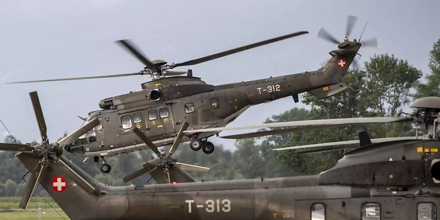 Drei Super-Puma-Helikopter der Schweizer Armee sind am Samstag in Locarno nach Griechenland abgeflogen, um dort bei der Bekämpfung der Waldbrände zu helfen.