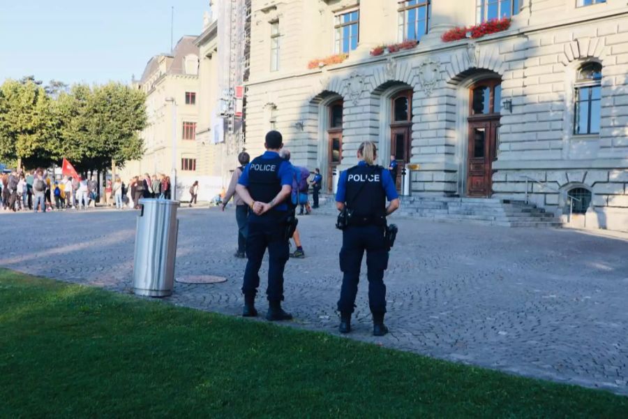 Vor Ort sind laut einem Nau.ch-Reporter rund 12 Polizisten.