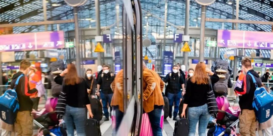 Fahrgäste steigen am Berliner Hauptbahnhof in einen ICE ein. Foto: Christoph Soeder/dpa