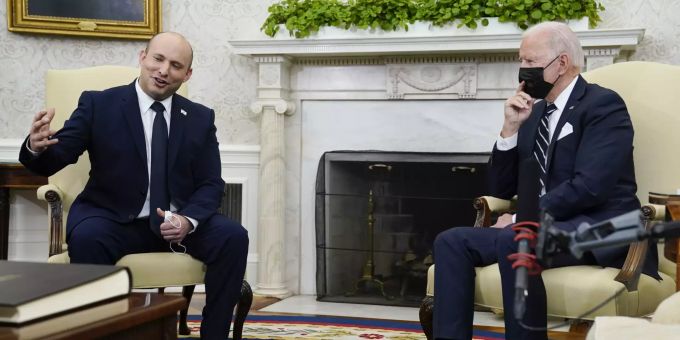 Israels Premierminister Naftali Bennett spricht mit US-Präsident Joe Biden. Biden