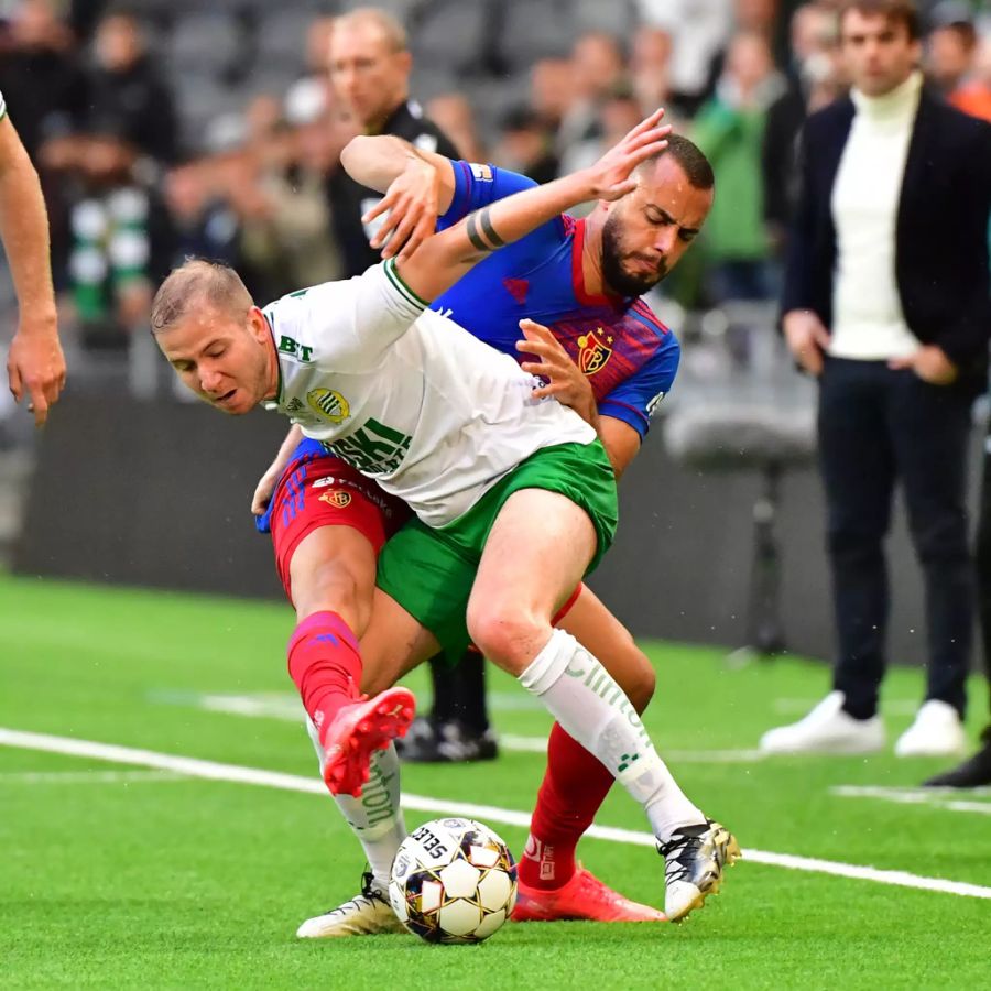 Vor den eigenen Fans stellt sich Hammarby als hartnäckiger Gegner für den FCB heraus und übernimmt die Spielkontrolle.