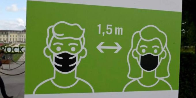 Ein Hinweisschild fordert zum Tragen von Schutzmasken gegen das Coronavirus auf. Foto: Bernd Weissbrod/dpa Ein Hinweisschild fordert zum Tragen von Schutzmasken gegen das Coronavirus auf. Foto: Bernd Weissbrod/dpa