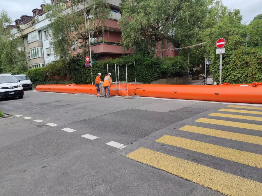 In wassernahen Berner Quartieren stehen die mobilen Hochwasserschutzschläuche bereit.