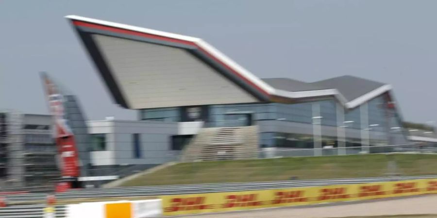 Für das Rennen der Formel 1 in Silverstone sind wieder Zuschauer erlaubt: Mit rund 140.000 Besuchern pro Tag ist zu rechnen. Foto: Andrew Boyers/Pool Reuters/AP/dpa